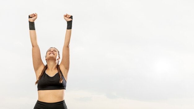 Ajuste joven en ropa deportiva celebrando