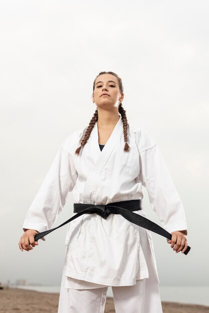 Ajuste joven en traje de karate