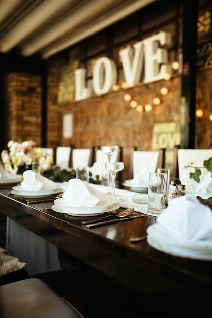 Ajuste de la mesa de comedor en la recepción de la boda.