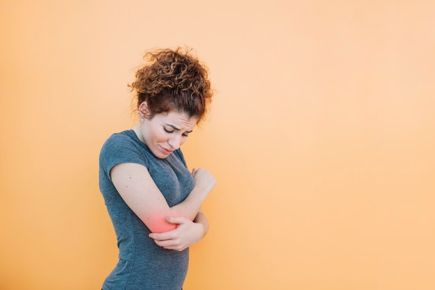 Ajuste mujer con brazo herido