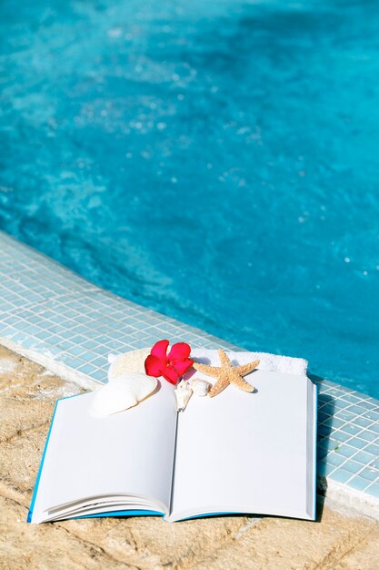 Ajuste de spa con flores y libro blanco