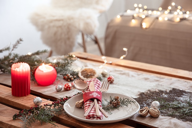 Foto gratuita ajuste de la tabla para una cena navideña festiva