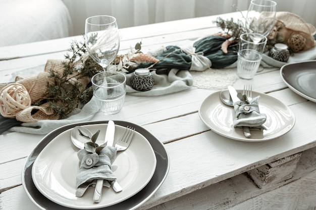 Foto gratuita ajuste de la tabla festiva en casa con detalles decorativos escandinavos de cerca.