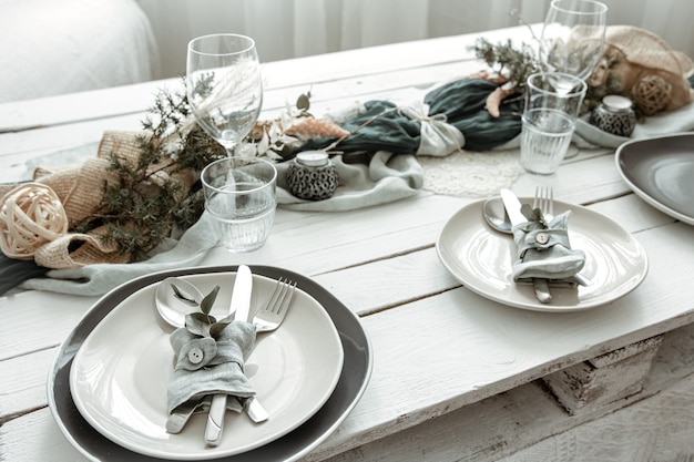 Ajuste de la tabla festiva en casa con detalles decorativos escandinavos de cerca.