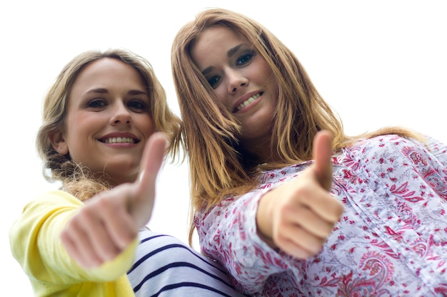 Al aire libre Retrato de dos hermosas mujeres jóvenes posando en el parque