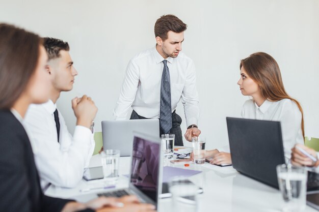 Al jefe no le gusta el trabajo que realiza su subordinada y está enojado con ella con sus compañeros