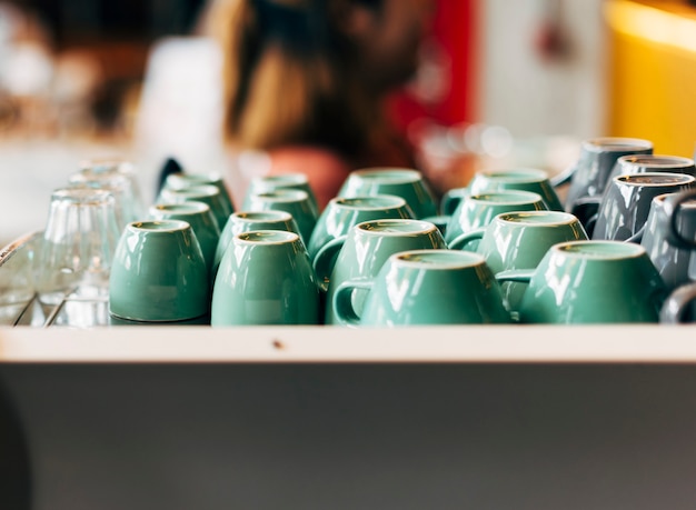 Foto gratuita al revés tazas en un estante