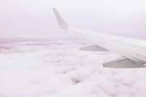 Foto gratuita ala del aeroplano sobre las nubes