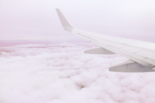 Ala del aeroplano sobre las nubes