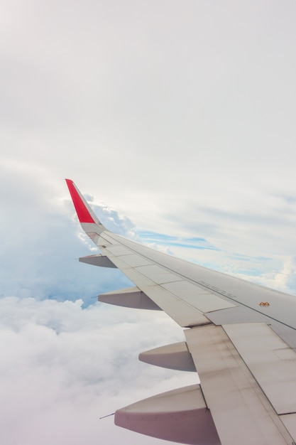 Ala de un avión que vuela sobre las nubes.