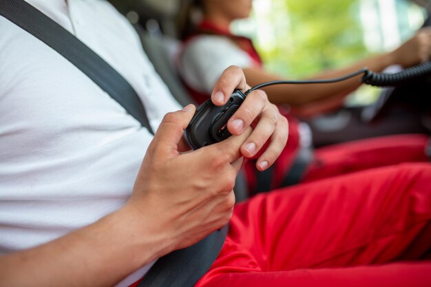 Alarma para servicio médico de emergencia de ambulancia Doctor con radio Tema rescate ayuda y esperanza