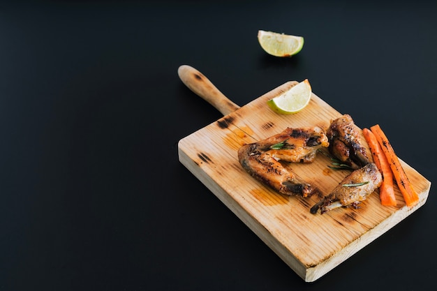 Alas fritas en la tabla de cortar