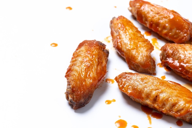 Foto gratuita alas de pollo picantes de búfalo con salsa de pimienta de cayena aislada sobre un fondo blanco
