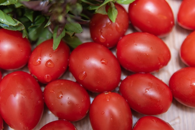 Albahaca y tomate en la mesa