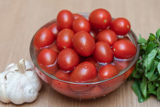 Albahaca y tomate en la mesa