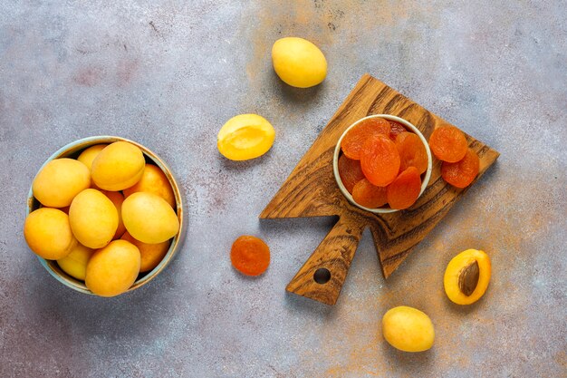 Albaricoques secos con jugosas frutas frescas de albaricoque, vista superior