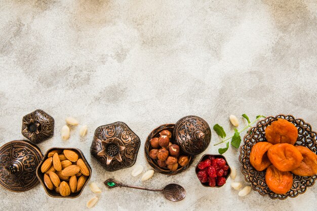 Albaricoques secos con nueces en mesa