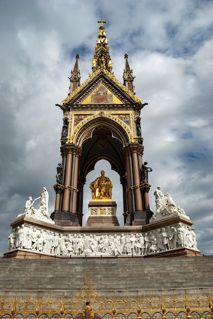 Foto gratuita albert memorial en los jardines de kensington, londres, reino unido.