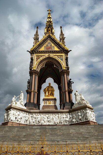 Albert Memorial en los jardines de Kensington, Londres, Reino Unido.