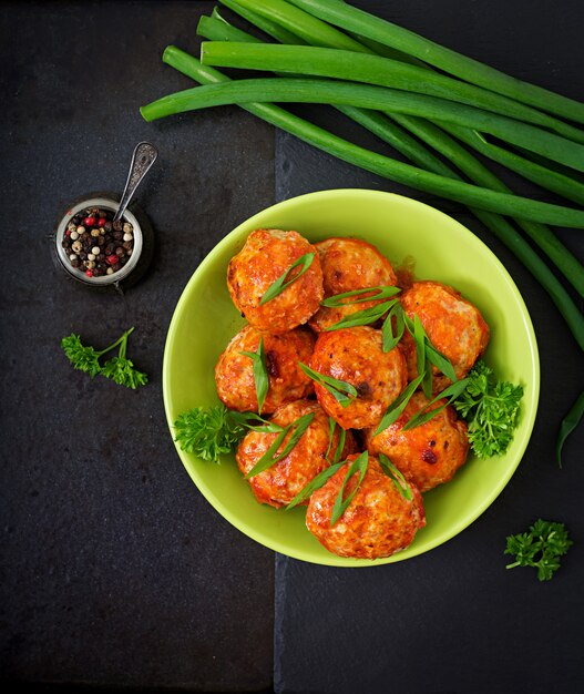 Albóndigas al horno de filete de pollo en salsa de tomate.