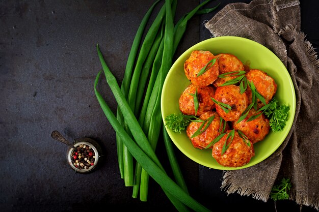 Albóndigas al horno de filete de pollo en salsa de tomate.