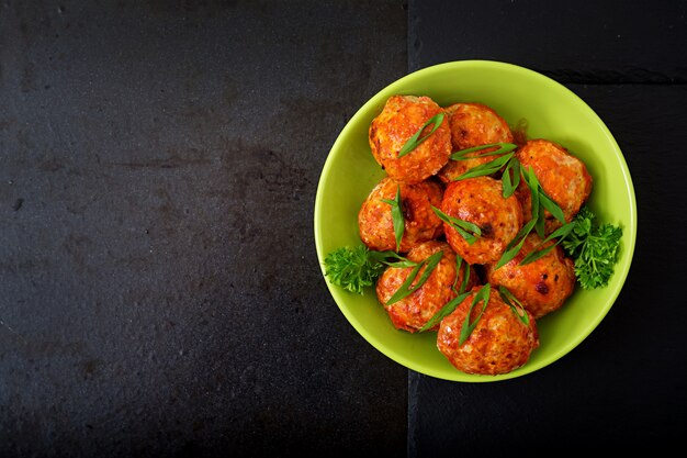 Albóndigas al horno de filete de pollo en salsa de tomate.