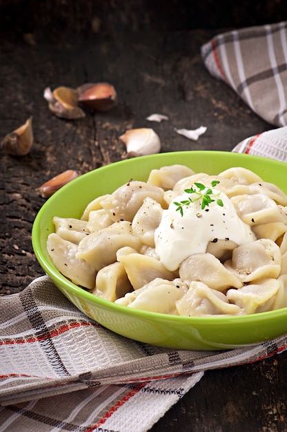 Albóndigas de carne - pelmeni hervido ruso en placa