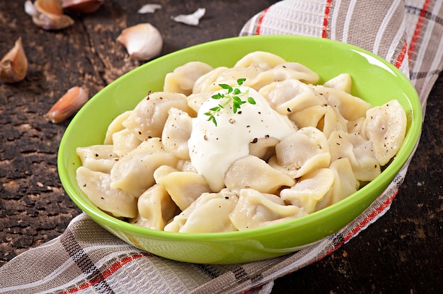 Albóndigas de carne - pelmeni hervido ruso en placa