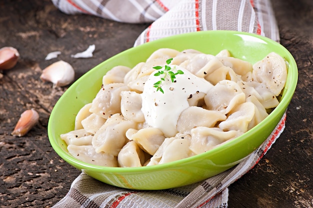 Foto gratuita albóndigas de carne - pelmeni hervido ruso en placa