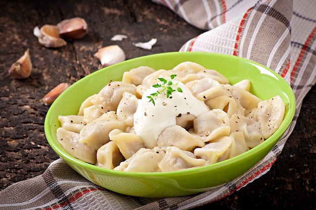 Foto gratuita albóndigas de carne - pelmeni hervido ruso en placa