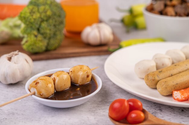 Albóndigas de cerdo en un plato blanco