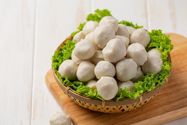 Albóndigas de cerdo en la superficie de madera blanca.