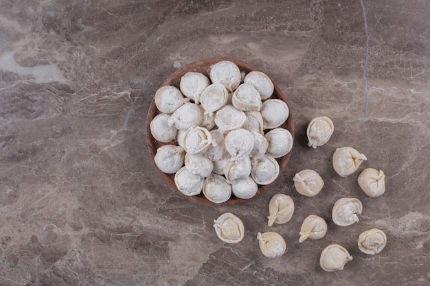 Albóndigas crudas sobre tabla de madera.