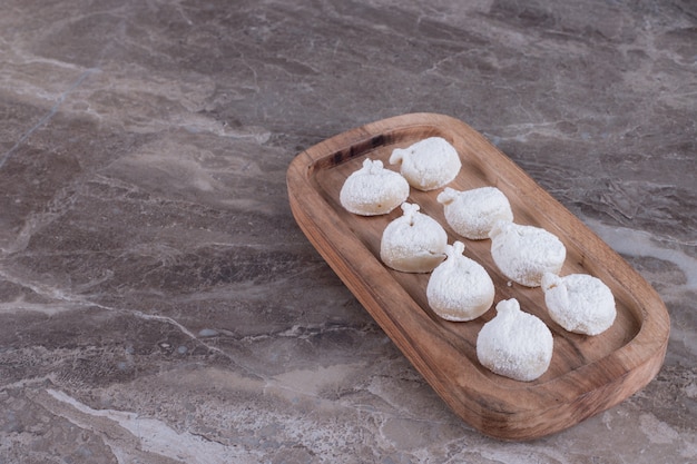 Albóndigas crudas sobre tabla de madera.