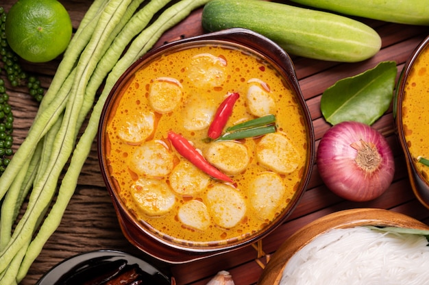 Albóndigas de curry rojo con chile y cebolletas en un bol