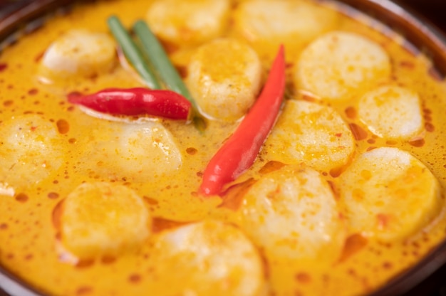 Foto gratuita albóndigas de curry rojo con chile y cebolletas en un bol