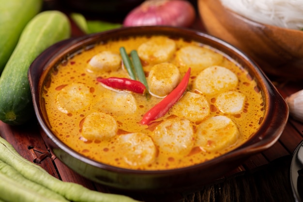 Albóndigas de curry rojo con chile y cebolletas en un bol