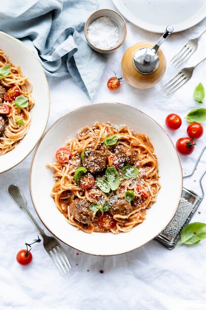 Albóndigas de espagueti con parmesano y albahaca