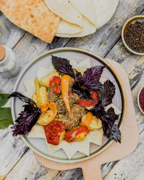 albóndigas molidas con verduras hervidas