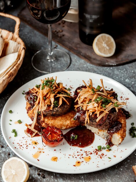 Albóndigas con papas fritas rondas en el plato