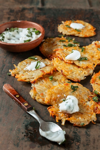 Albóndigas planas de alto ángulo con salsa