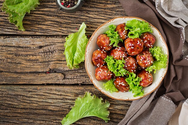 Albóndigas con ternera en salsa agridulce. Comida asiática. Vista superior. Lay Flat