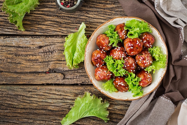 Albóndigas con ternera en salsa agridulce. Comida asiática. Vista superior. Lay Flat