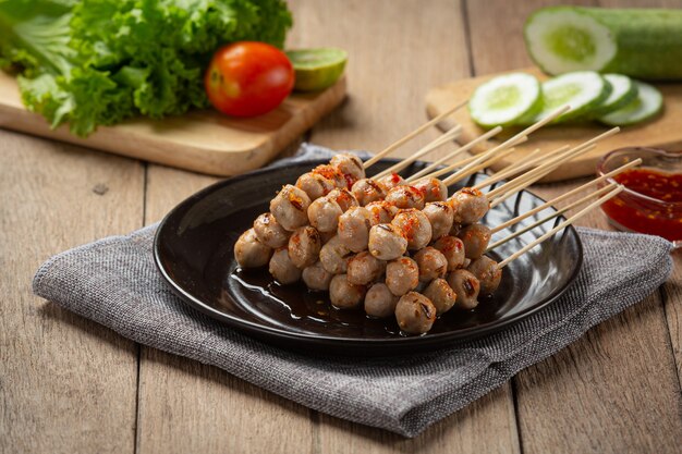 Albóndigas tostadas cubiertas con salsa picante