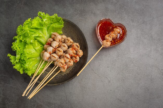 Albóndigas tostadas cubiertas con salsa picante