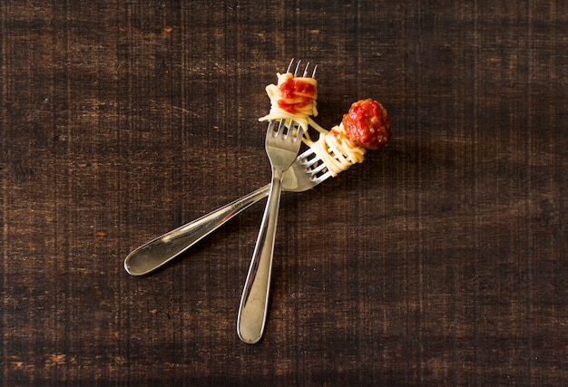 Foto gratuita albóndigas y trinchera en horquillas sobre fondo de madera.