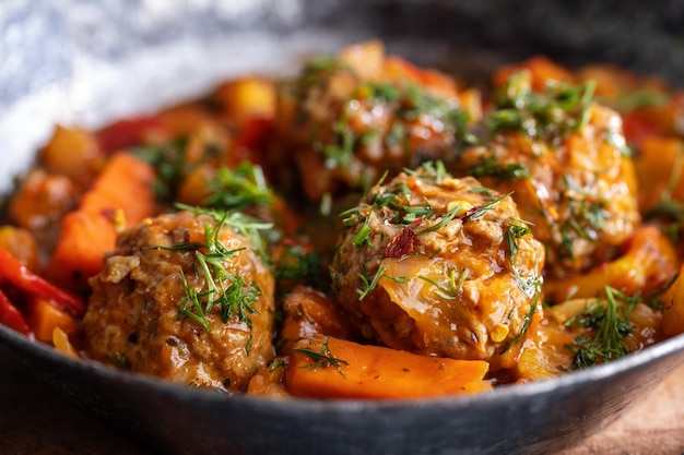 Albóndigas con verduras y salsa de tomate