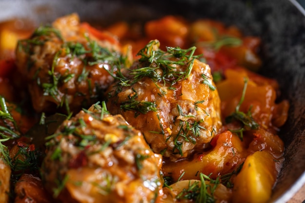 Foto gratuita albóndigas con verduras y salsa de tomate