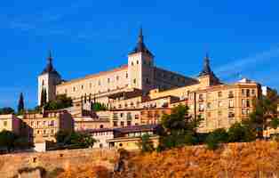 Foto gratuita alcázar de toledo en día soleado de verano