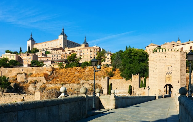 Foto gratuita alcázar de toledo desde puente de alcántara